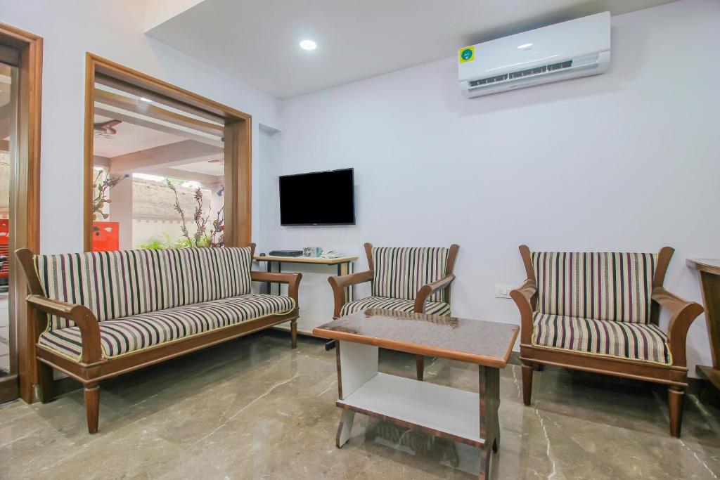 Living area with TV - budget hotel kondapur hyderabad